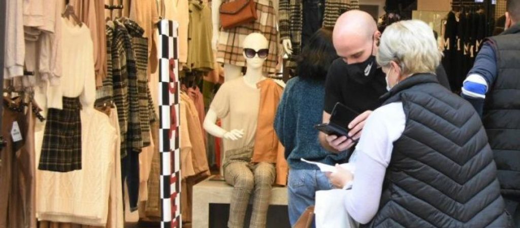 Πλήθος κόσμου στα καταστήματα στο κέντρο της Αθήνας – Μπαράζ ελέγχων (φωτο)