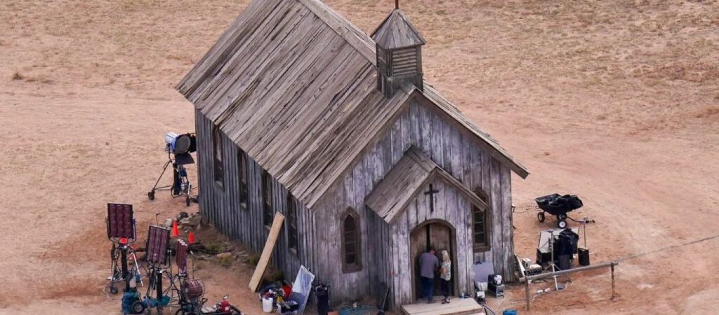 Νέο απίστευτο συμβάν στο σκηνικό της ταινίας Rust: Τεχνικός κινδυνεύει να χάσει το χέρι του από τσίμπημα… αράχνης