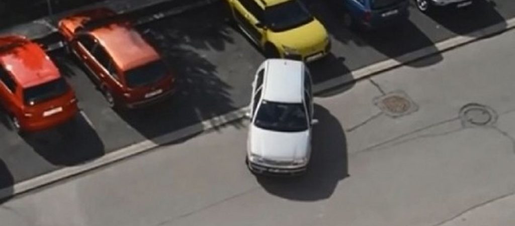 Το κόλπο για να πετύχετε το τέλειο… παρκάρισμα (βίντεο)