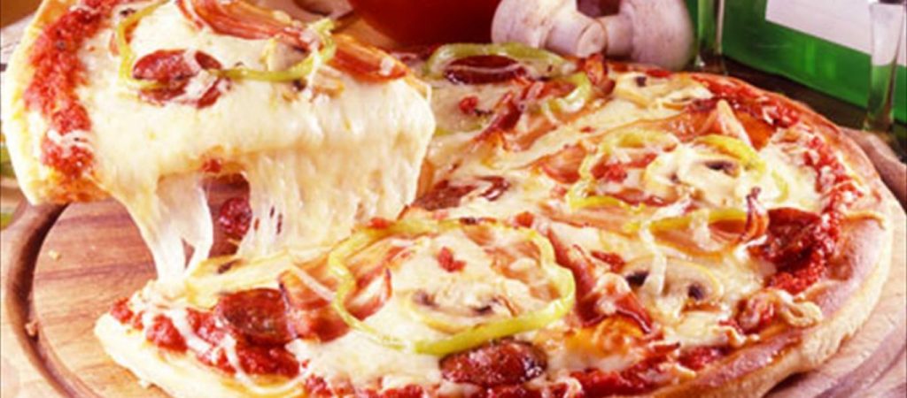 Τι συμβαίνει στον οργανισμό σου όταν τρως πίτσα – Πώς δέχεται το σώμα μας όλα αυτά τα υλικά;