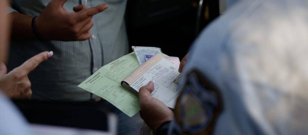 Καλάβρυτα: Χειροπέδες σε μαγαζάτορα γιατί εξυπηρέτησε ανεμβολίαστο – Τον «έδωσε» συγχωριανός