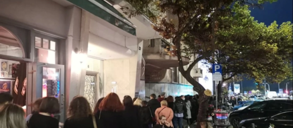 Θεσσαλονίκη: Όσοι έχουν πιστοποιητικό στη ουρά σε κάποιο κέντρο διασκέδασης