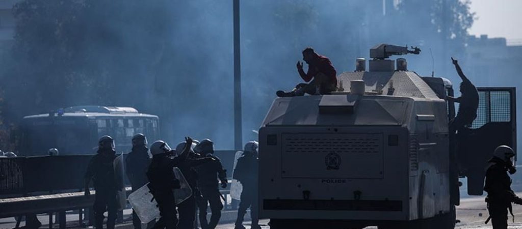 Επεισόδια έξω από το υπ. Πολιτικής Προστασίας: Από δακρυγόνο ο τραυματισμός του πυροσβέστη