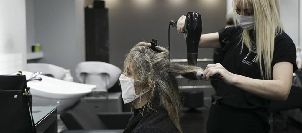 Κομμωτήρια: Αντιδρούν οι επαγγελματίες κατά των νέων μέτρων – Συγκέντρωση στο υπουργείο Ανάπτυξης