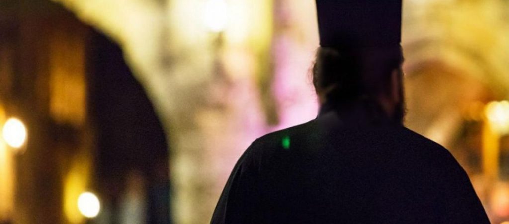 Απολογήθηκε ο ιερέας που επιτέθηκε με βιτριόλι – Αρνήθηκε την κατηγορία της απόπειρας ανθρωποκτονίας