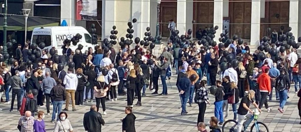 Πάτρα: Συγκέντρωση διαμαρτυρίας με μαύρα μπαλόνια από τους καταστηματάρχες (βίντεο)