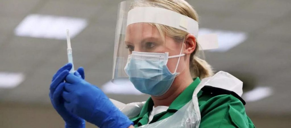 Βρετανία: H κυβέρνηση εξετάζει το ενδεχόμενο να καθιερώσει σε ετήσια βάση τον εμβολιασμό κατά της Covid