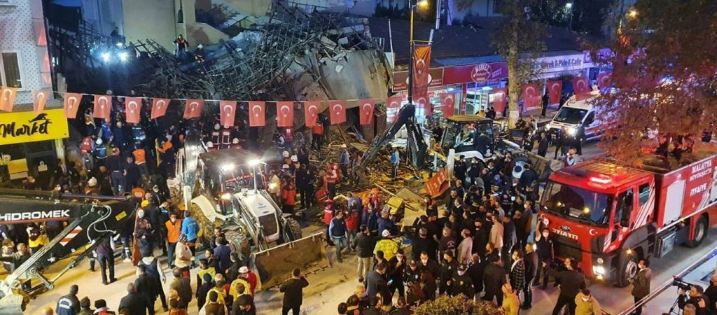 Κατάρρευση κτιρίου στην Τουρκία – 20 άνθρωποι εγκλωβισμένοι