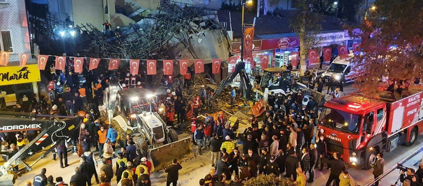 Κατάρρευση κτιρίου στην Τουρκία – 20 άνθρωποι εγκλωβισμένοι