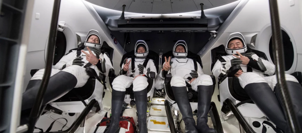 SpaceX: Επέστρεψαν στη Γη οι 4 αστροναύτες μετά από 200 μέρες στο διάστημα (φώτο)