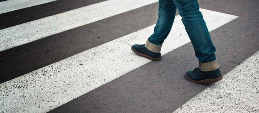 Νέα έρευνα: 1 στους 3 πεζούς όταν διασχίζουν έναν δρόμο ρισκάρουν την ίδια τους τη ζωή