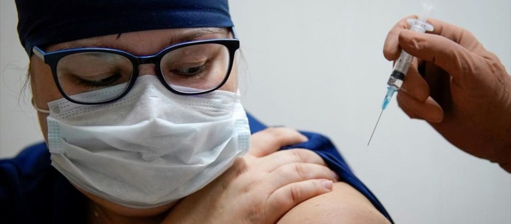 Ρωσία: Υποχρεωτικός εμβολιασμός όλων των άνω των 60 ετών ατόμων στην Αγία Πετρούπολη