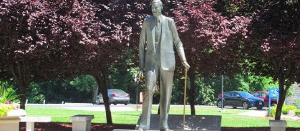 Η ιστορία του ψηλότερου άνδρα στον κόσμο – Είχε ύψος 2.75 μέτρα (φωτο)