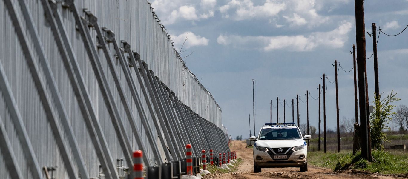 Πέφτουν τα προσωπεία – Κομισιόν: «Η ΕΕ δεν πρέπει να χρηματοδοτεί φράχτες και συρματοπλέγματα στα σύνορα»