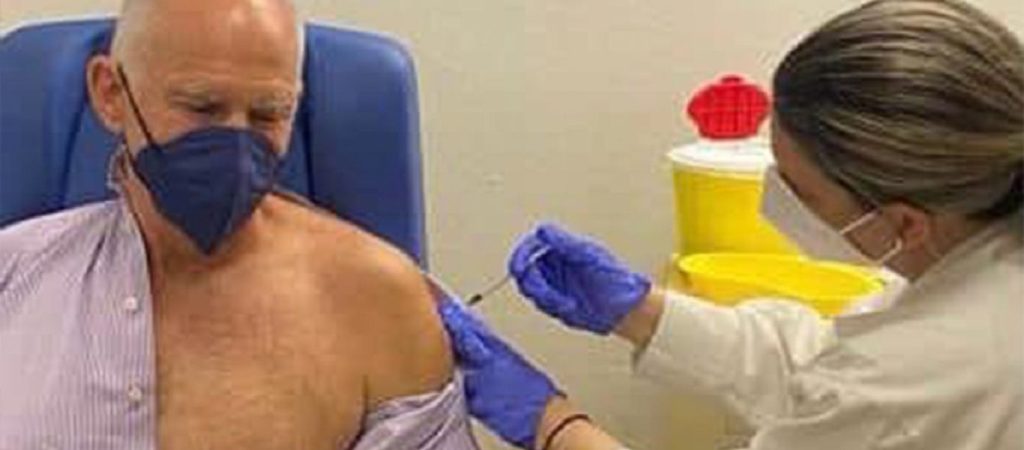 Με ανοιχτό πουκάμισο έκανε την τρίτη δόση του εμβολίου και ο Γ.Α.Παπανδρέου (φώτο)