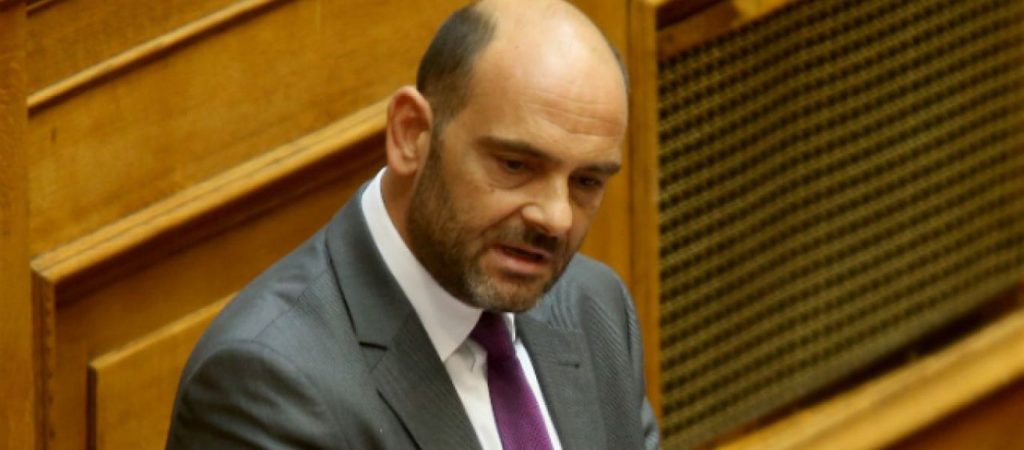 Στο θεατρικό σανίδι ο βουλευτής της ΝΔ Ιάσων Φωτήλας – «Ό,τι πείτε κύριε υπουργέ μου»