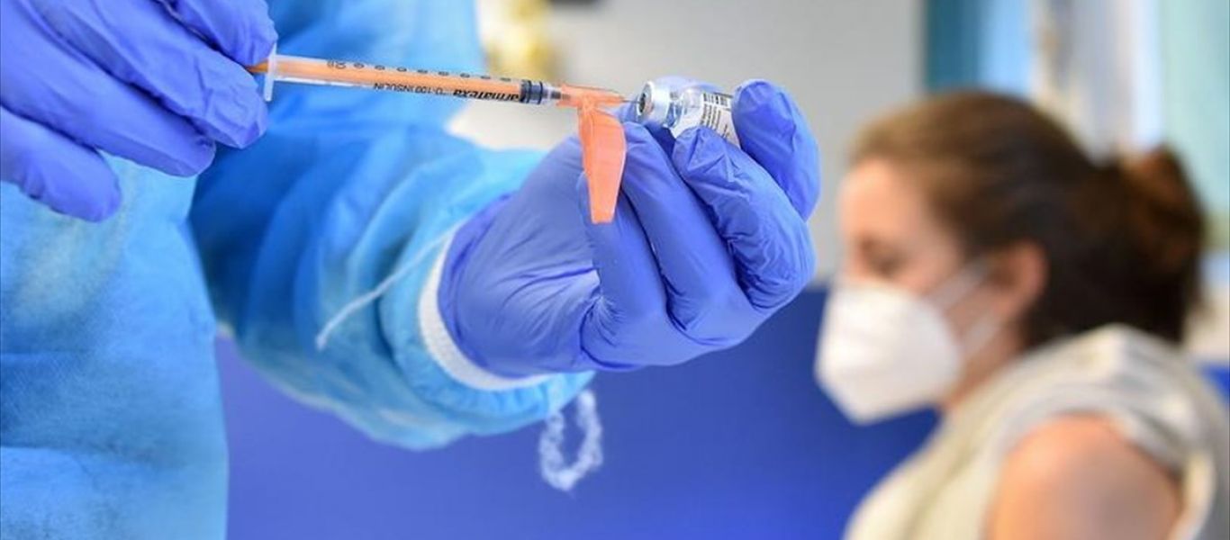 «Ειδικοί» ζητούν μαζικό υποχρεωτικό εμβολιασμό: Ή θα δεχθούν όλοι τα mRNA σκευάσματα ή θα τους κλειδώσουμε σπίτι τους