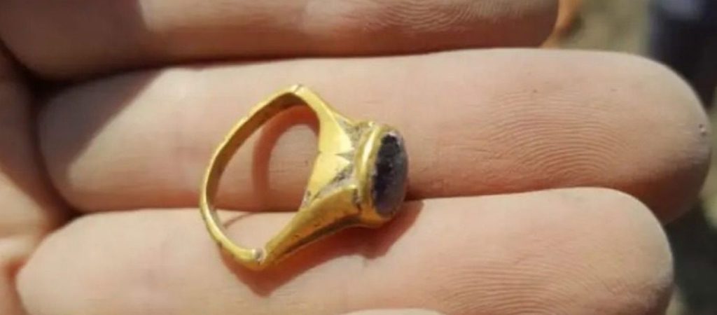 Δαχτυλίδι του 7ου αιώνα που «θεράπευε» το… hangover ανακάλυψαν αρχαιολόγοι