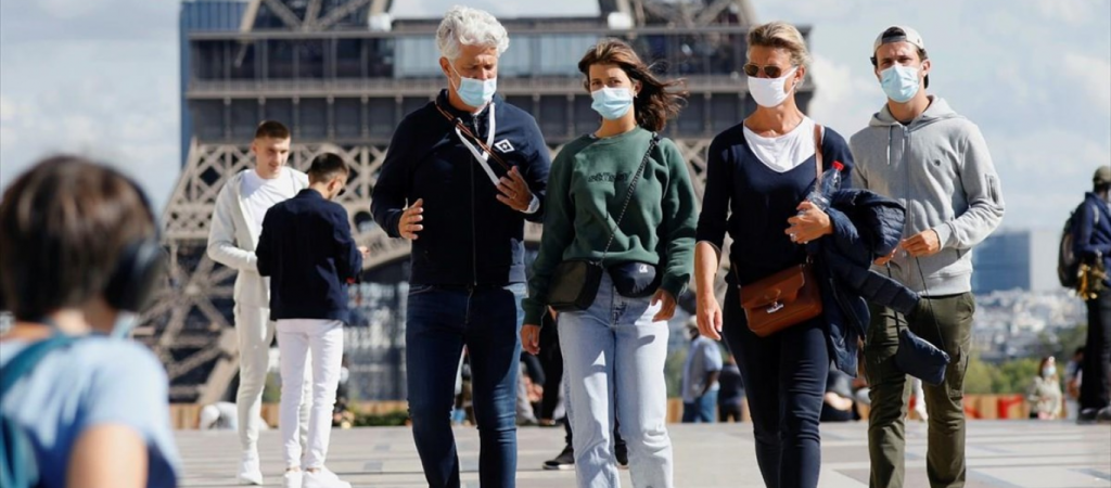 Γαλλία: Θα ακυρώνεται το υγειονομικό πάσο στους άνω των 65 ετών που δεν κάνουν την 3η δόση εμβολίου