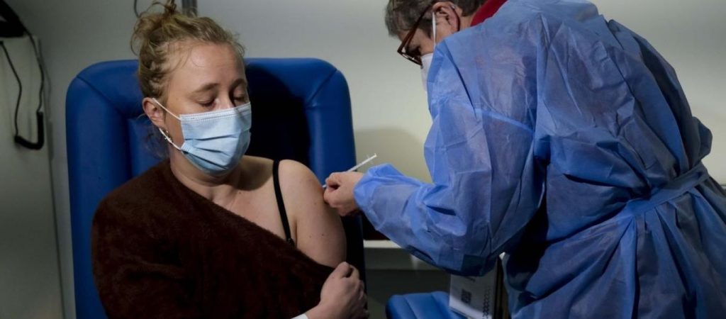 Η πρώτη ομολογία-παραδοχή από «ειδικό»: «Οι εμβολιασμένοι έκαναν λάθος – Νόμισαν ότι τελείωσαν με τον κορωνοϊό»!