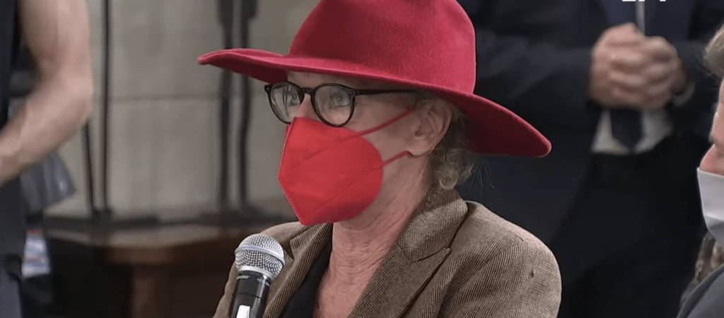 «Έχει δύο σκυλιά που τα βγάζουν βόλτα οι Πακιστανοί υπηρέτες της» ισχυρίζεται γείτονας της Ολλανδής δημοσιογράφου