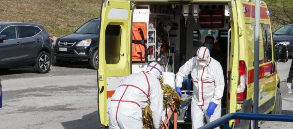 Κόρινθος: Διασωληνώθηκε 50χρονος που δέχθηκε επίθεση από σφήκες!