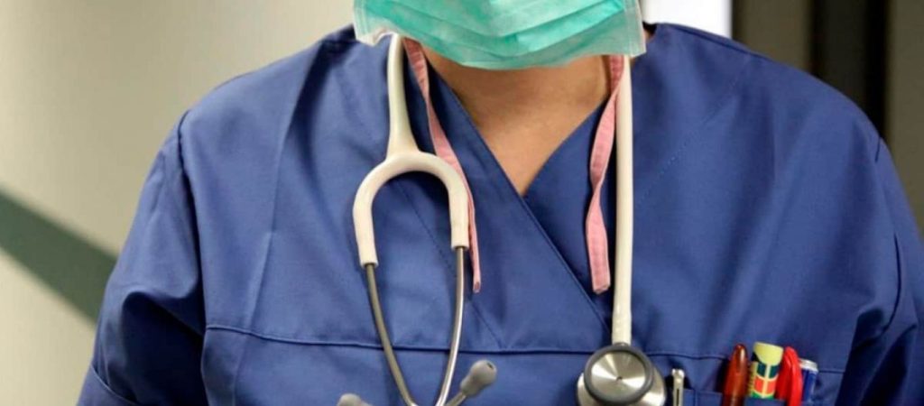 Κυβέρνηση: Την Δευτέρα το μέτρο της επιστράτευσης ιδιωτών γιατρών