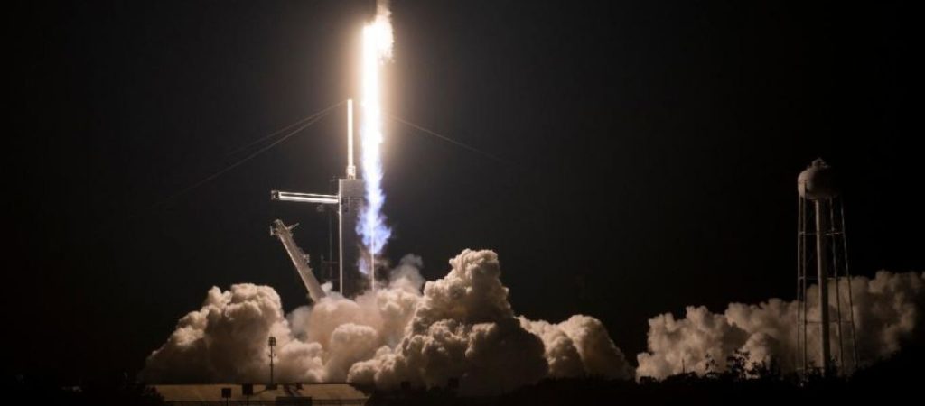 Απογειώθηκε πύραυλος της SpaceX με τέσσερις αστροναύτες – Τους μεταφέρει στον Διεθνή Διαστημικό Σταθμό (βίντεο)