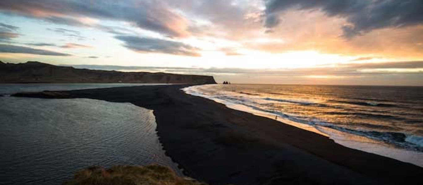 Η ασυνήθιστη μαύρη παραλία στην Ισλανδία που «τραβάει» τα βλέμματα (φωτο)