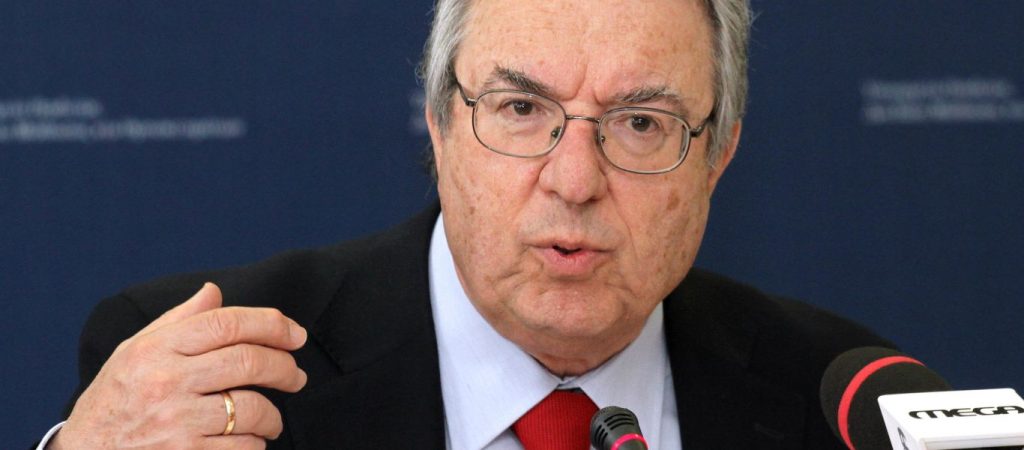 Ο καθηγητής Γ. Μπαμπινώτης εξηγεί τη διαφορά ανάμεσα στην «επίταξη» και την «επιστράτευση» των γιατρών