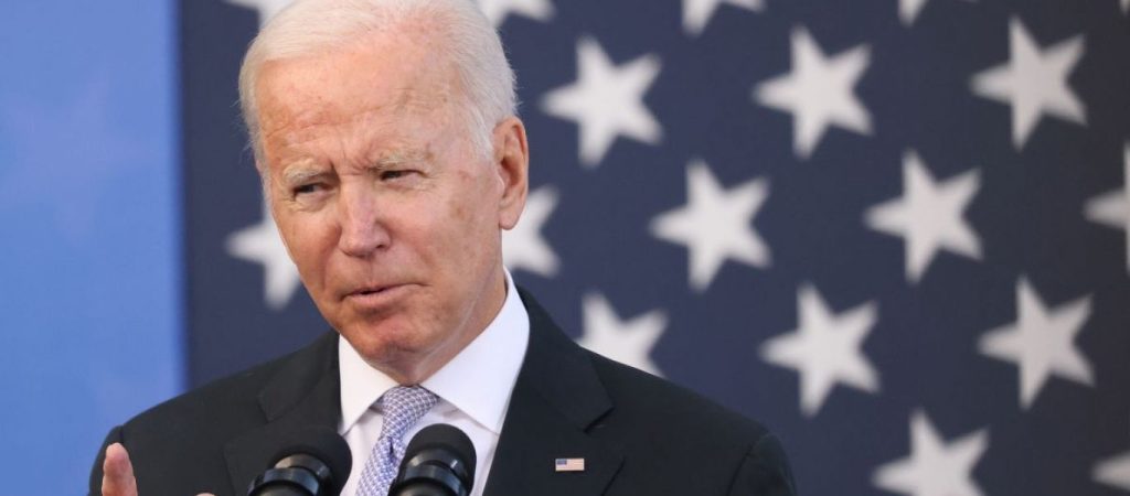 Πόσο πιο χαμηλά; Ο πρόεδρος των ΗΠΑ Τ.Μπάιντεν «αερίστηκε» μπροστά στη δούκισσα της Κορνουάλης