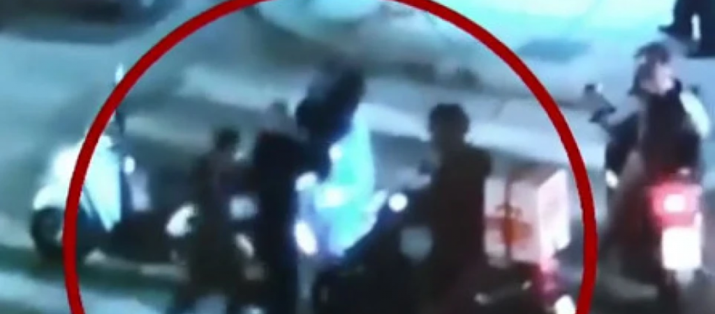 Ξυλοκόπησαν ντελιβερά στη μέση δρόμου στη Θεσσαλονίκη για… τον Κώδικα Οδικής Κυκλοφορίας