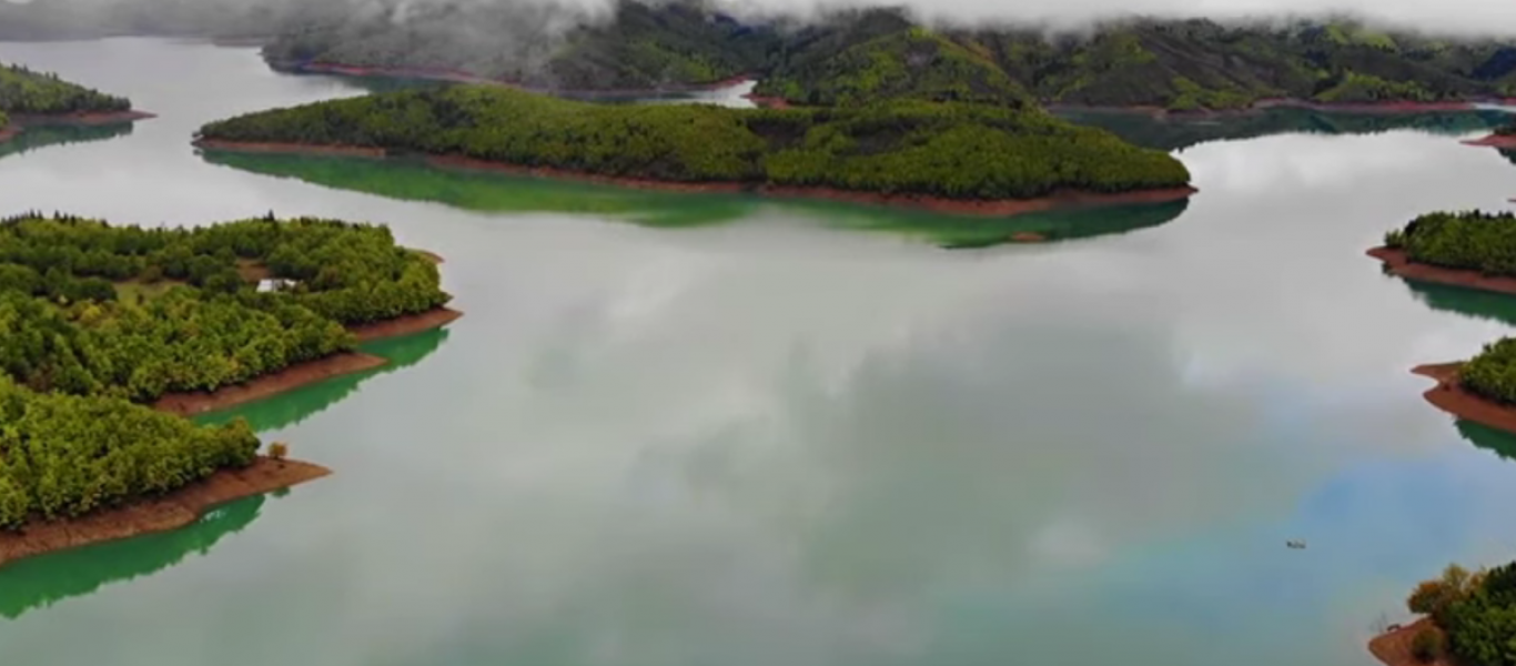 Η υπέροχη λίμνη Πλαστήρα πλαισιωμένη με φθινοπωρινά χρώματα (βίντεο)