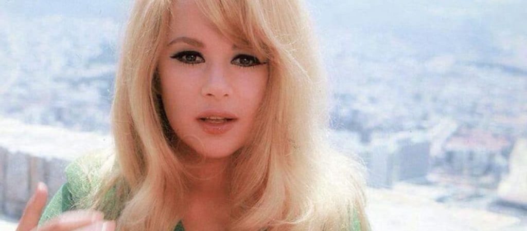 Αλίκη Βουγιουκλάκη και Γιώργος Ηλιάδης σε μια σπάνια φωτογραφία από εξοχικό στον Θεολόγο – Αγκαλιά και topless (φωτο)