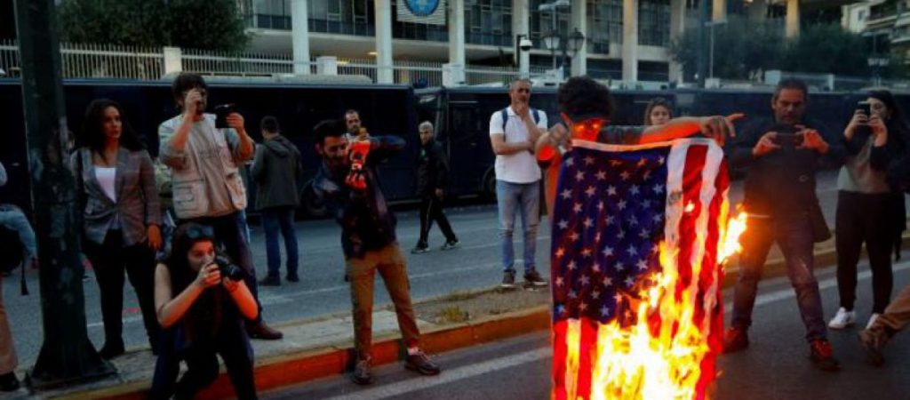 Θεσσαλονίκη: Έκαψαν την αμερικανική σημαία σε συγκέντρωση υπέρ της Κούβας (βίντεο)