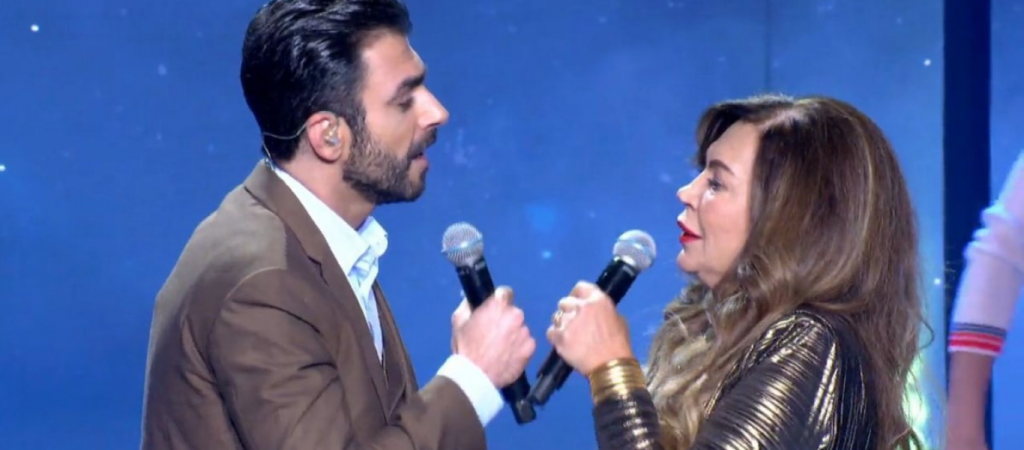 «Πανικός» στη σκηνή του J2US: Το φιλί του Μ.Κόνσολου στο στόμα της Ε.Δήμου προκάλεσε… «ταραχή» (βίντεο)