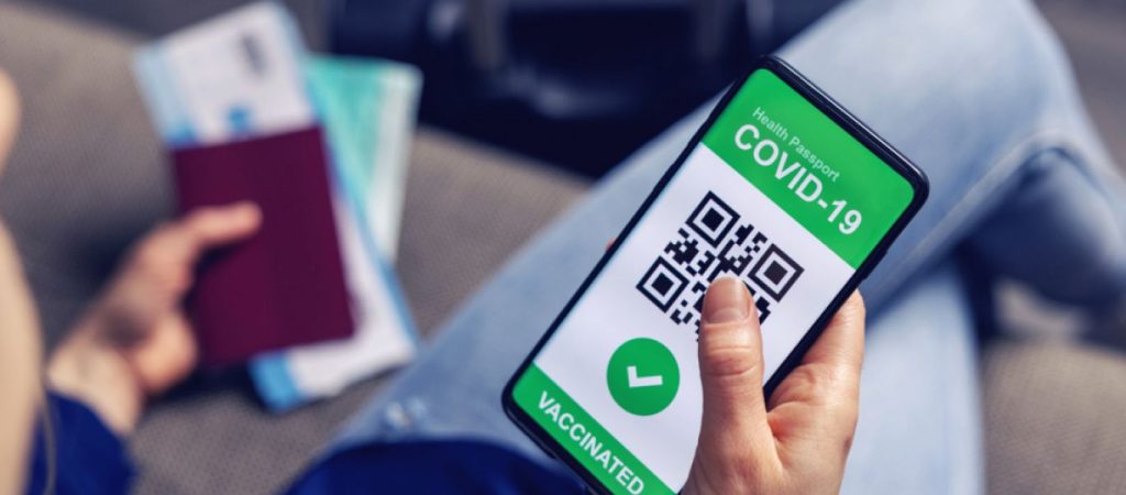 Καταστηματάρχης ντύθηκε χωροφύλακας και ελέγχει τα πιστοποιητικά εμβολιασμού των πελατών του (βίντεο)