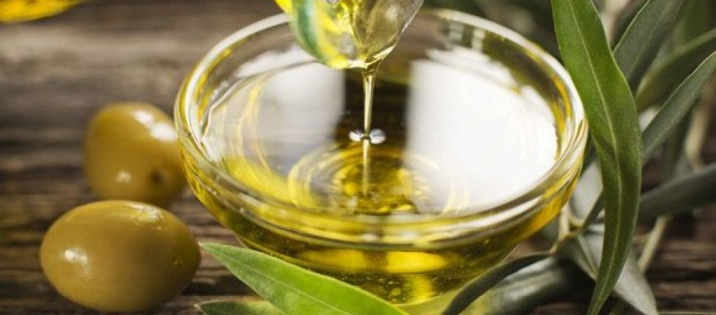 Λεκές από λάδι στο πάτωμα; – Το υλικό που θα σας βοηθήσει να τον «εξαφανίσετε»