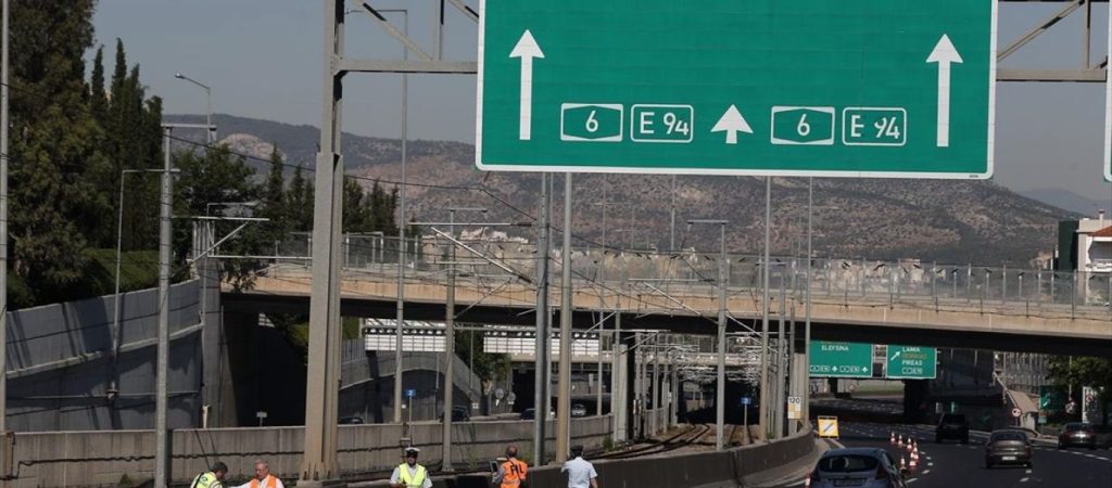 Μποτιλιάρισμα στην Αττική Οδό λόγω σύγκρουσης φορτηγού με όχημα