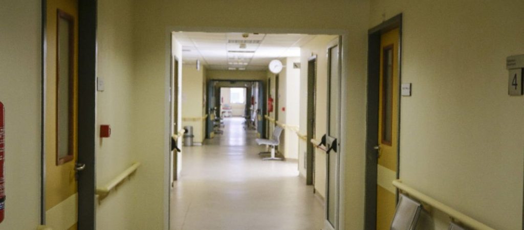 Απίστευτο περιστατικό στο νοσοκομείο Λαμίας: Γυναίκα κυκλοφορούσε γυμνή στους διαδρόμους