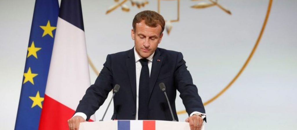 Άλλαξε ο χρωματισμός της γαλλικής σημαίας: Επιστρέφει το μπλε του Ναυτικού