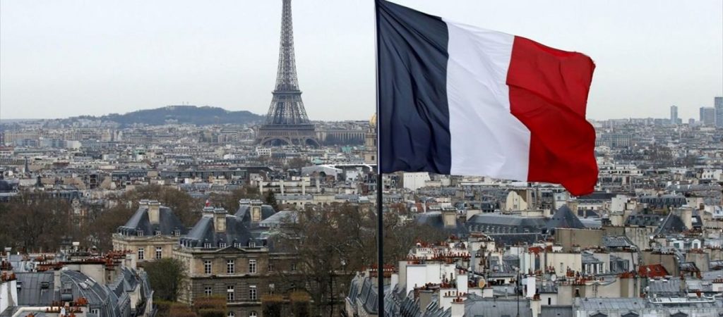 Γαλλία: Αλλαγή στα χρώματα της σημαίας με εντολή του Μακρόν