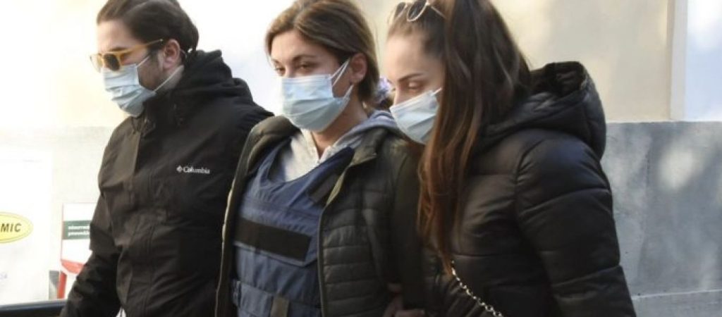 Πυροβολισμοί στο Χαλάνδρι: Στην ανακριτή η Κλοντιάνα Τσέλο – Τι φώναζε κατά τη μεταγωγή της