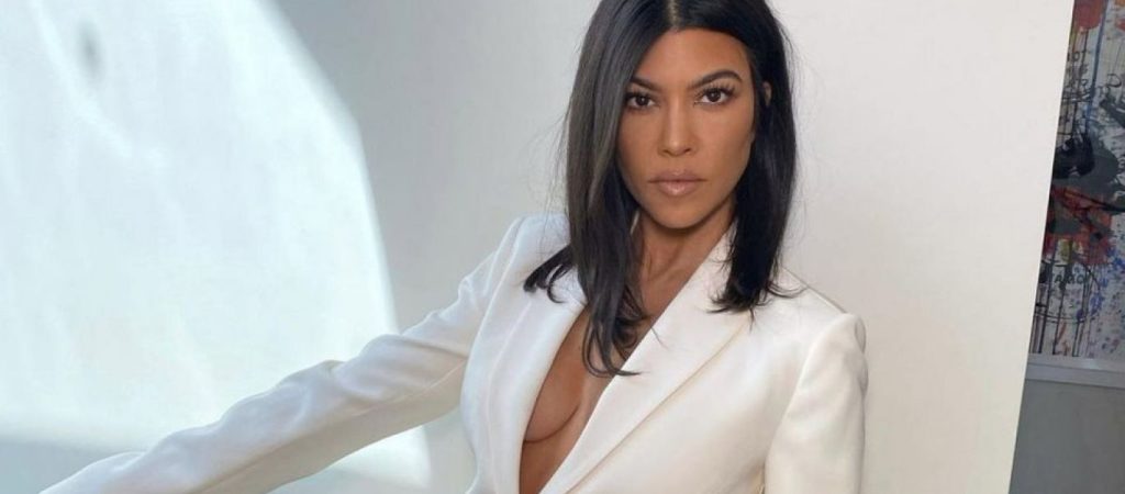 Ξεσάλωσε η Κόρτνεϊ Καρντάσιαν με τον αρραβωνιαστικό της – Η… περίεργη στάση και τα ερωτικά πιασίματα (βίντεο)