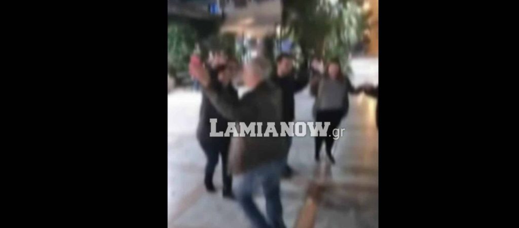 Λαμία: Πολίτες που διαμαρτύρονται στον υποχρεωτικό εμβολιασμό «έστησαν» γλέντι με χορό (βίντεο)