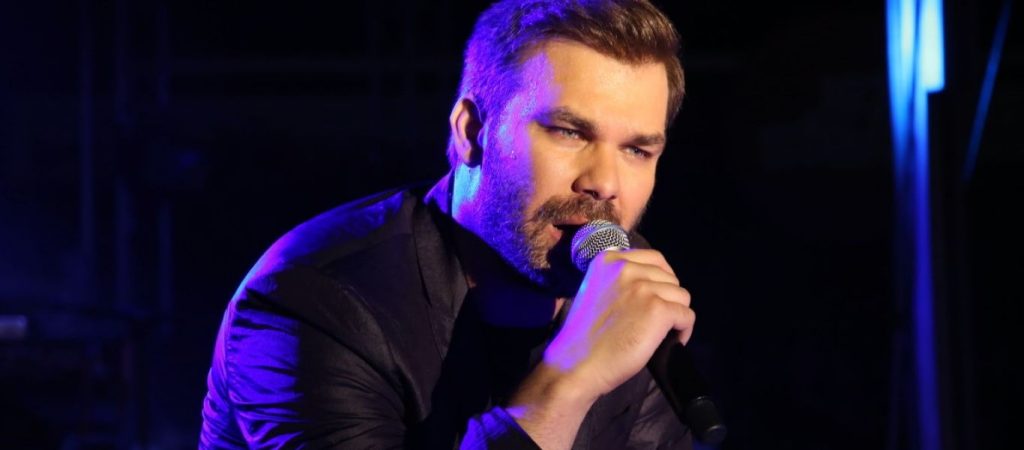 Θετικός στον κορωνοϊό ο πλήρως εμβολιασμένος Γιώργος Σαμπάνης – Φόβοι ότι έχει μολύνει ανεμβολίαστους (φώτο)