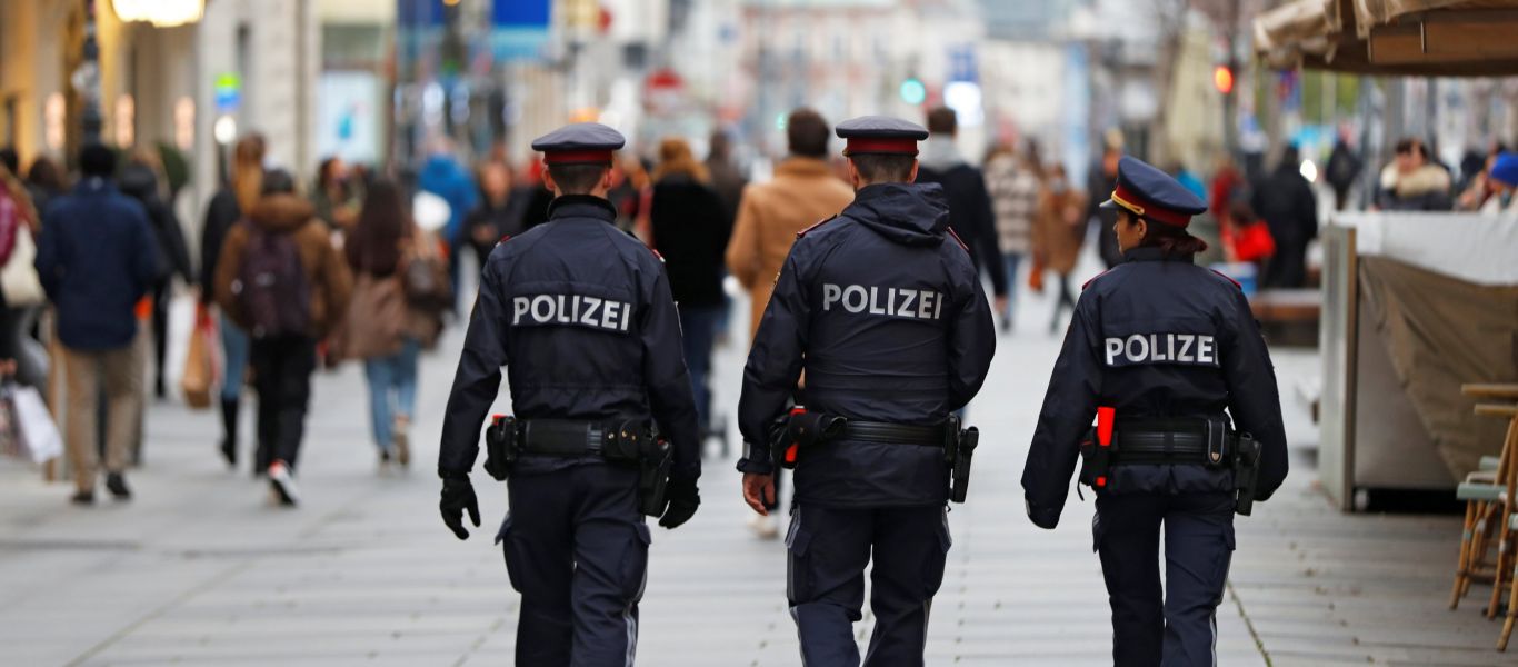 Αυστρία: Εικόνες που τρομάζουν – Αστυνομικοί ελέγχουν ανυποψίαστους πολίτες για πιστοποιητικά