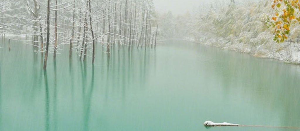 Εντυπωσιακό φαινόμενο: Πανέμορφη γαλάζια λίμνη αλλάζει χρώμα στη στιγμή! (φωτο)