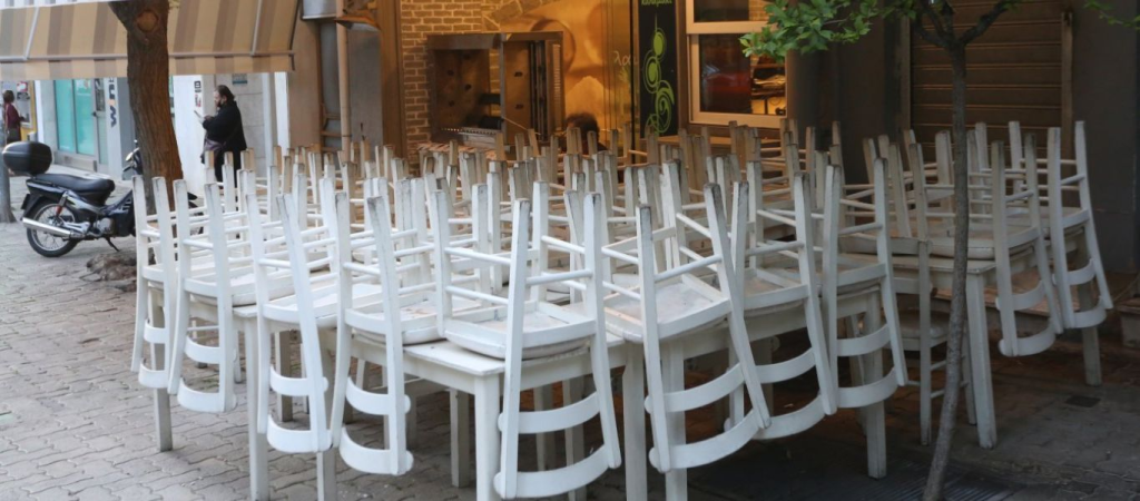 Απεργία στην εστίαση: Συγκέντρωση διαμαρτυρίας στην Πάτρα με μαύρα μπαλόνια με νεκροκεφαλές (φώτο-βίντεο)