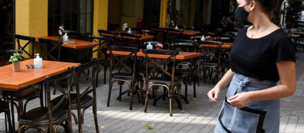 Απεργία στην εστίαση – Θεσσαλονίκη: «Κηδεία» έξω από το ΥΜΑΘ με… φέρετρο – «Η εστίαση πεθαίνει» (φώτο-βίντεο)